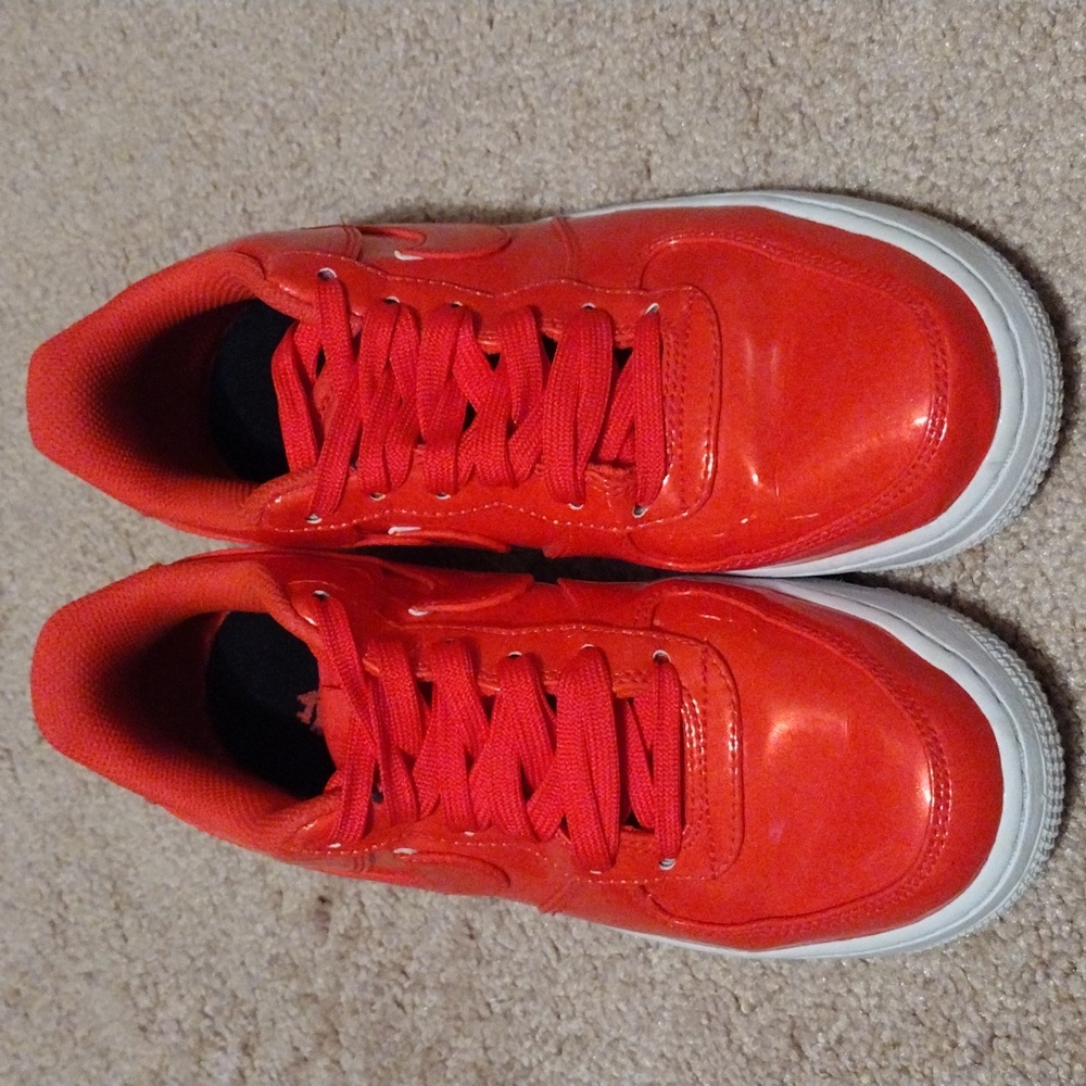 Big kids size 6  Nike sneakers